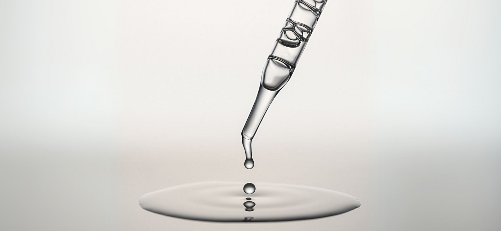 Serum antioxidante con ingredientes naturales que rejuvenecen.